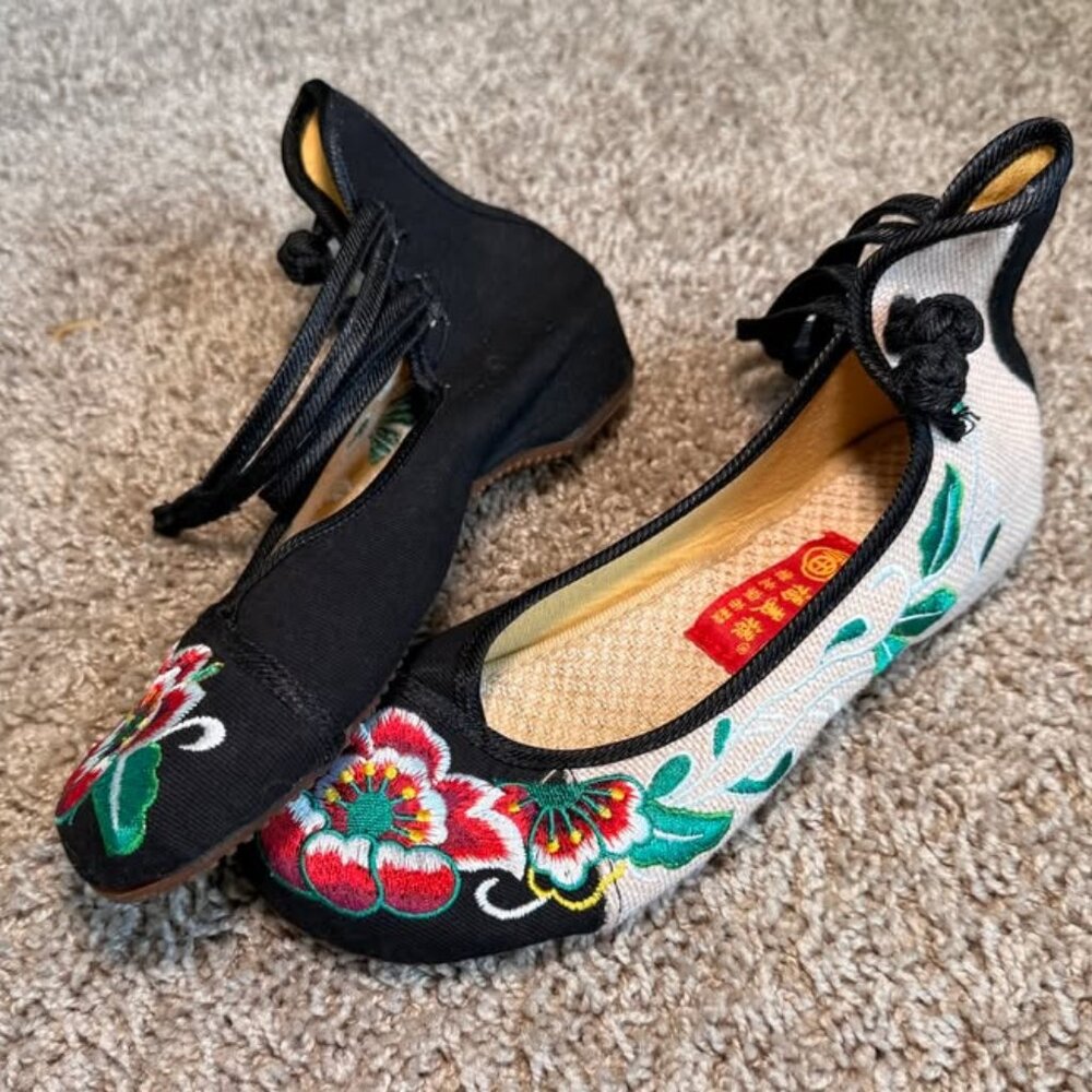 Vintage Black & Red Floral Embroidered Chinese Mary Jane Flats Size 8/9